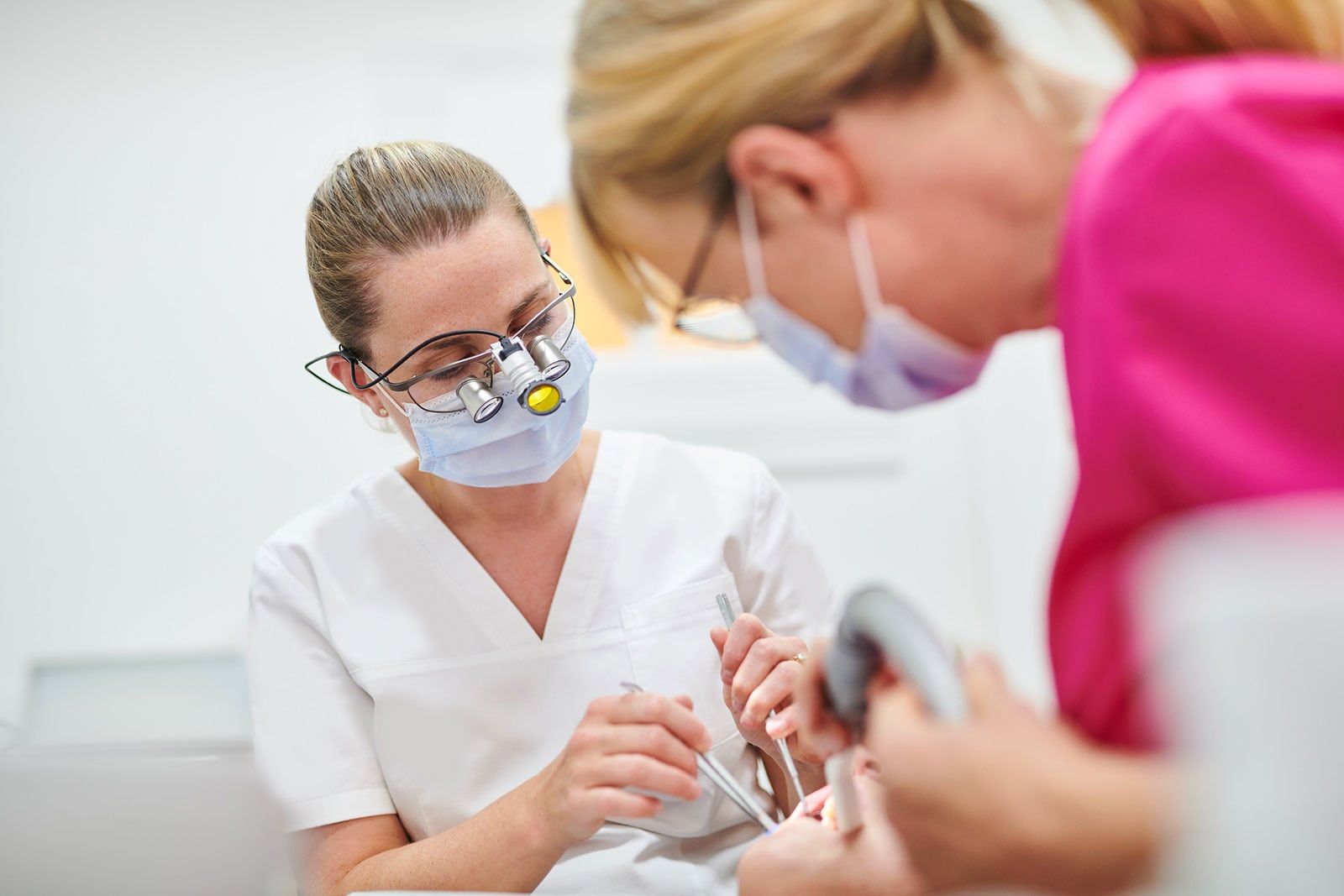 Dr. Sabrina Krüger und Assistenz Micheala Hammerschmidt behandeln einen Patienten